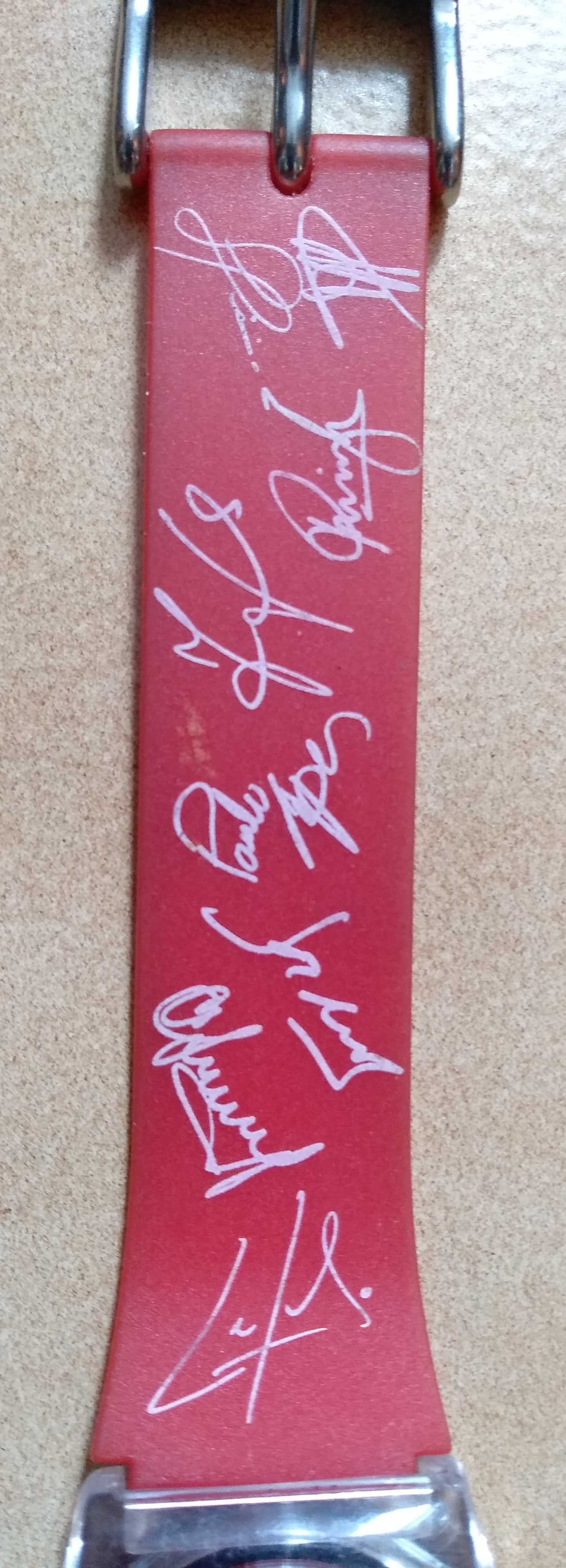 Relógio do Benfica com os autógrafos da equipa