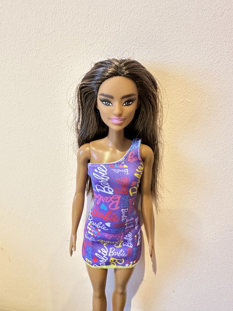 Urocza lalka Barbie jak nowa HGM57