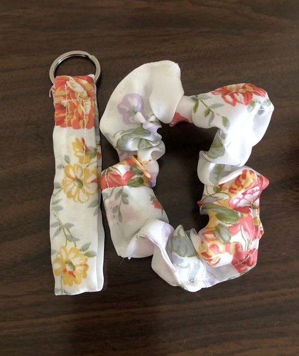 Porta-chaves e Elásticos  para cabelo , tudo feito á mão