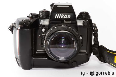 Nikon F4, Nikkor 35 - 70 zablokowany. Lustrzanka analogowa