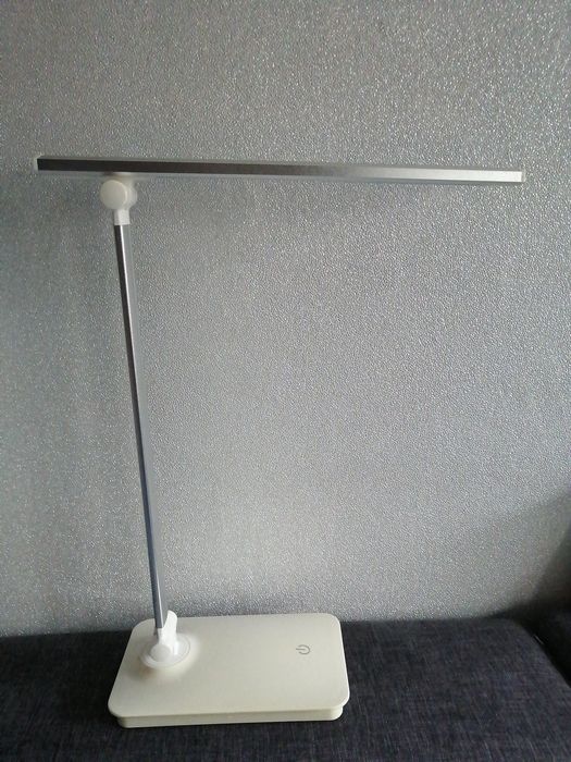 Lampka kompaktowa, składana na biurko