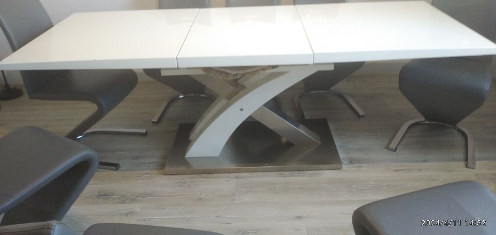Rozkładany stół + 8 krzeseł