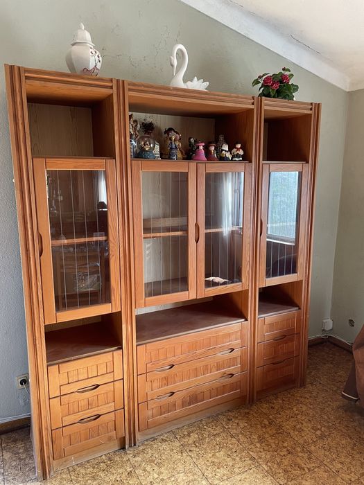 2 Móveis de sala, um eletrificado e outro com bar