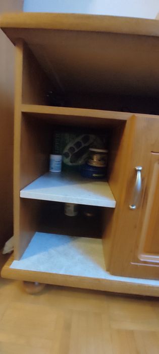 Sprzedam ładny stolik -szafkę  pod telewizor lub do przedpokoju.