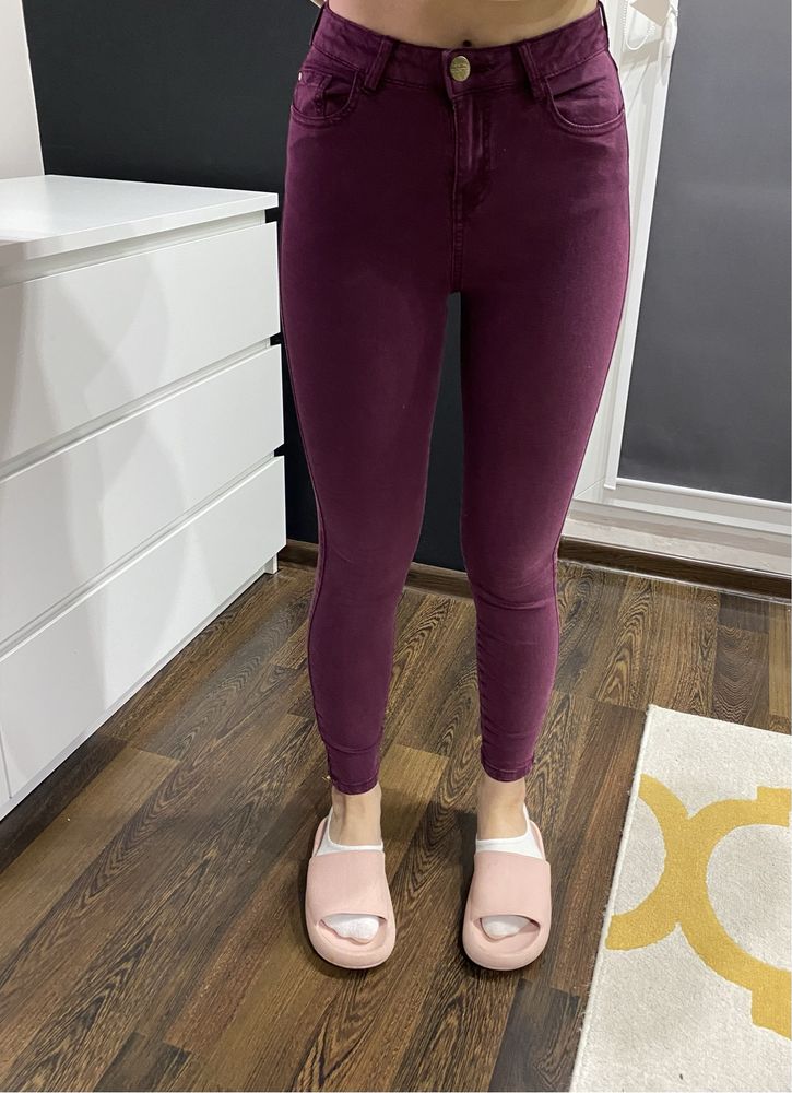 Fioletowe skinny jeans z ozdobnymi złotymi zamkami