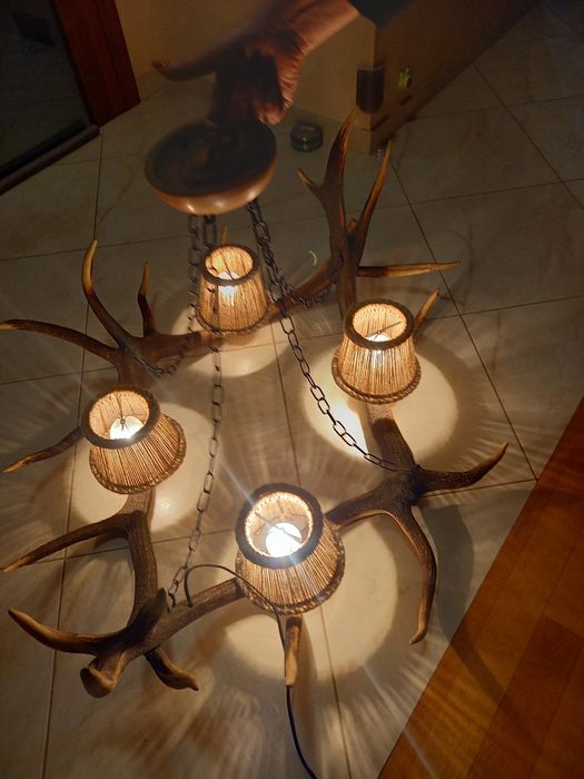 Żyrandol z poroża jelenia