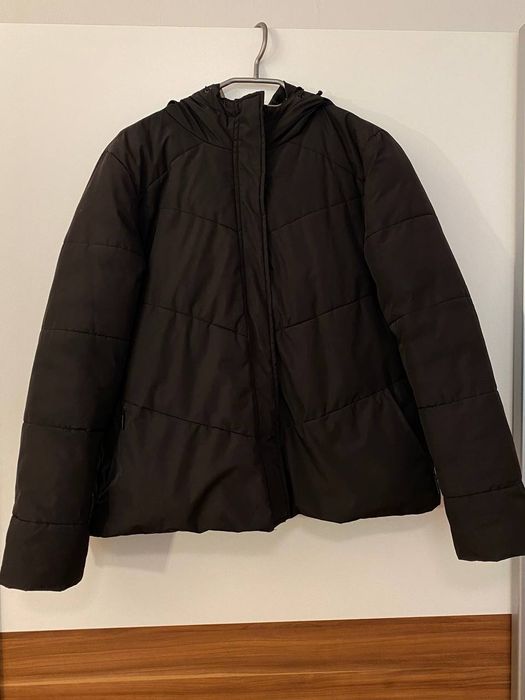 Теплая куртка осень , зима с капюшоном  . 600 грн.