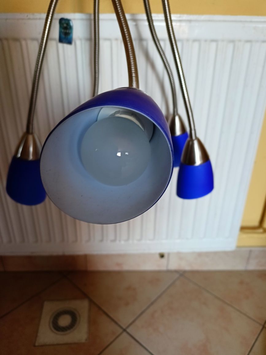 Sprzedam lampę z pięcioma niebieskimi kloszami .