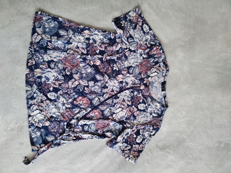 Rozciągliwa bluzeczka dekolt w serek łezka rozmiar 52