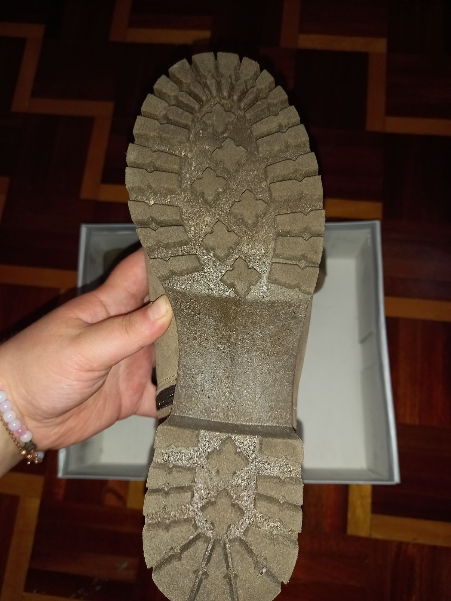 Bota castanha em espécie de camurça