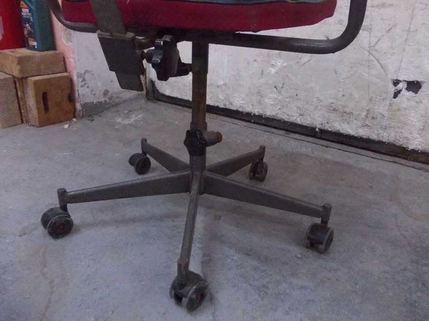 Stare industrialne krzesło lekarskie