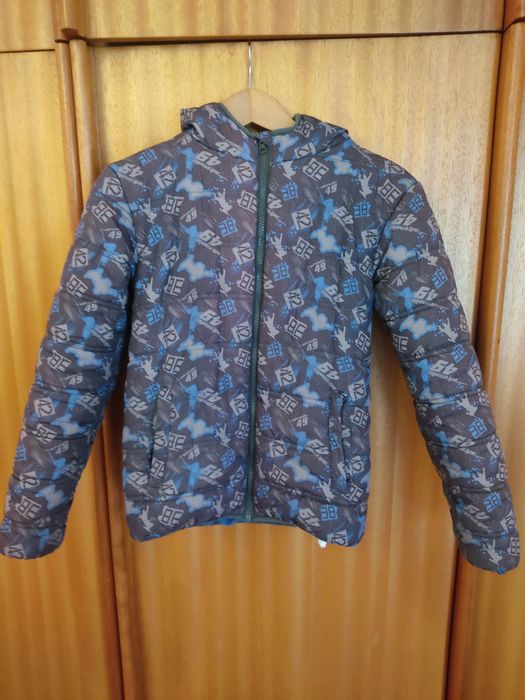 Casaco de criança "in extenso", 12 anos.
Tons de azul.
Em bom estado g