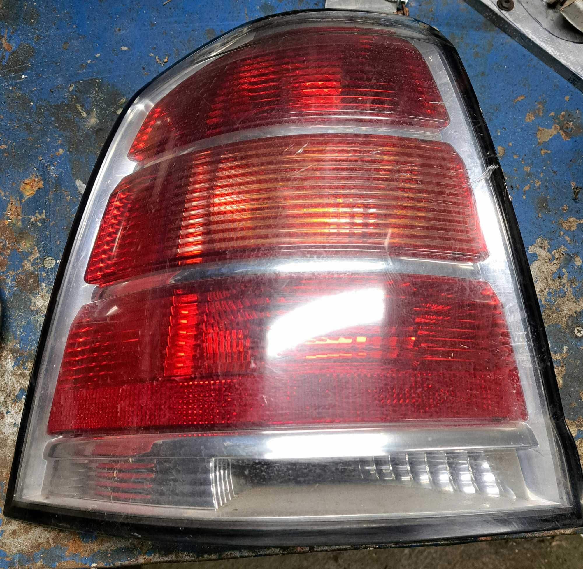 Opel zafira b lewa lampa tył ,1 szt uszkodzona gratis