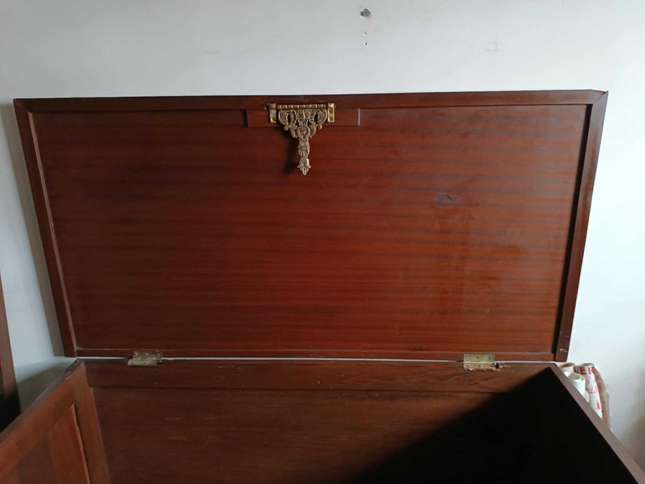 Arca em madeira de mogno Como Nova