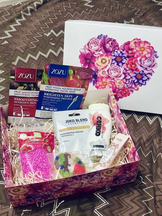 Подарунок. Подарунковий набір в яскравій коробці для жінок, дівчат