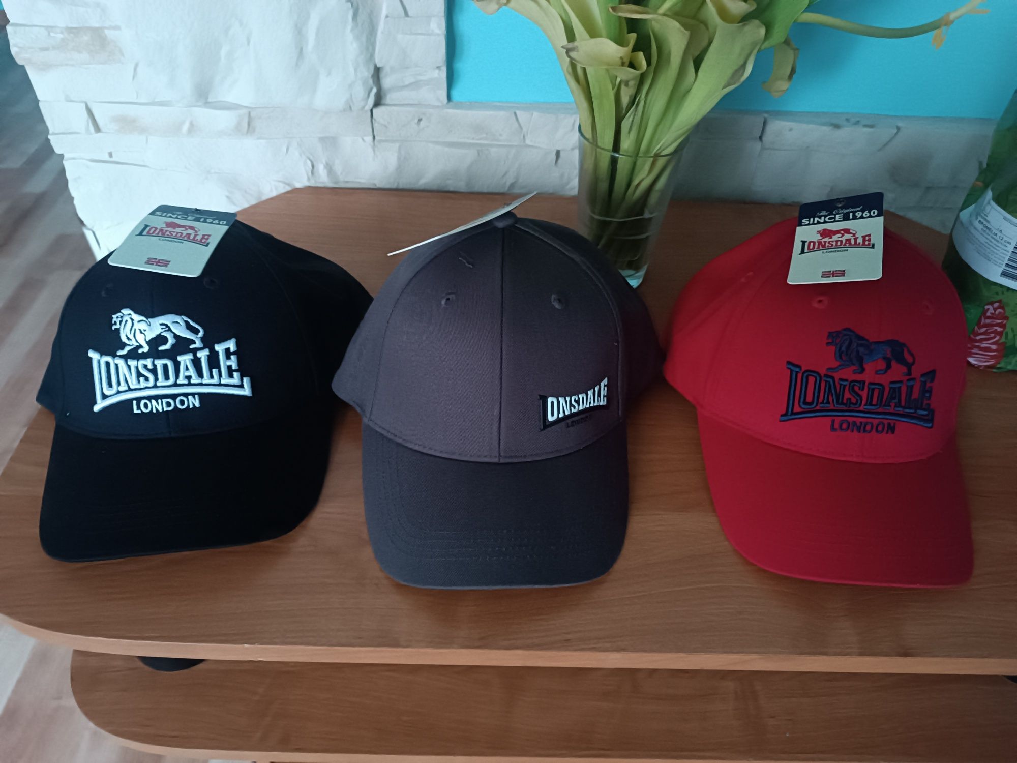 Nowe ,oryginalne czapki Lonsdale