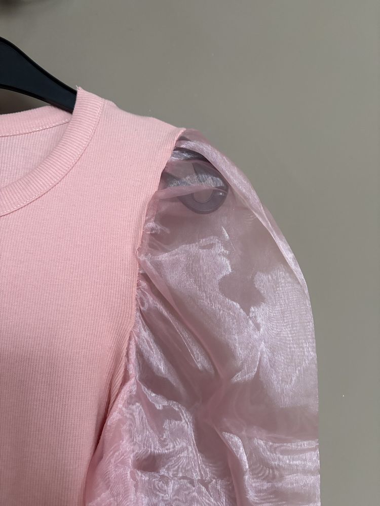 Różowa, elegancka bluzka z tiulowymi rękawkami