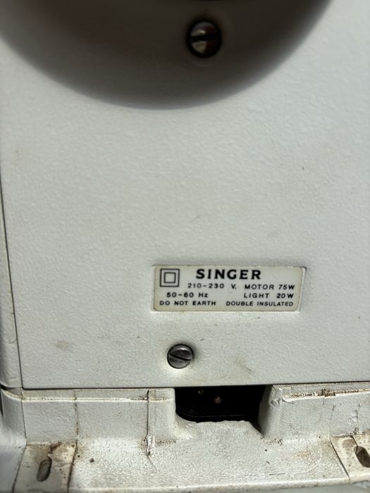 Maquina de costura Antiga mas a funcionar da Singer