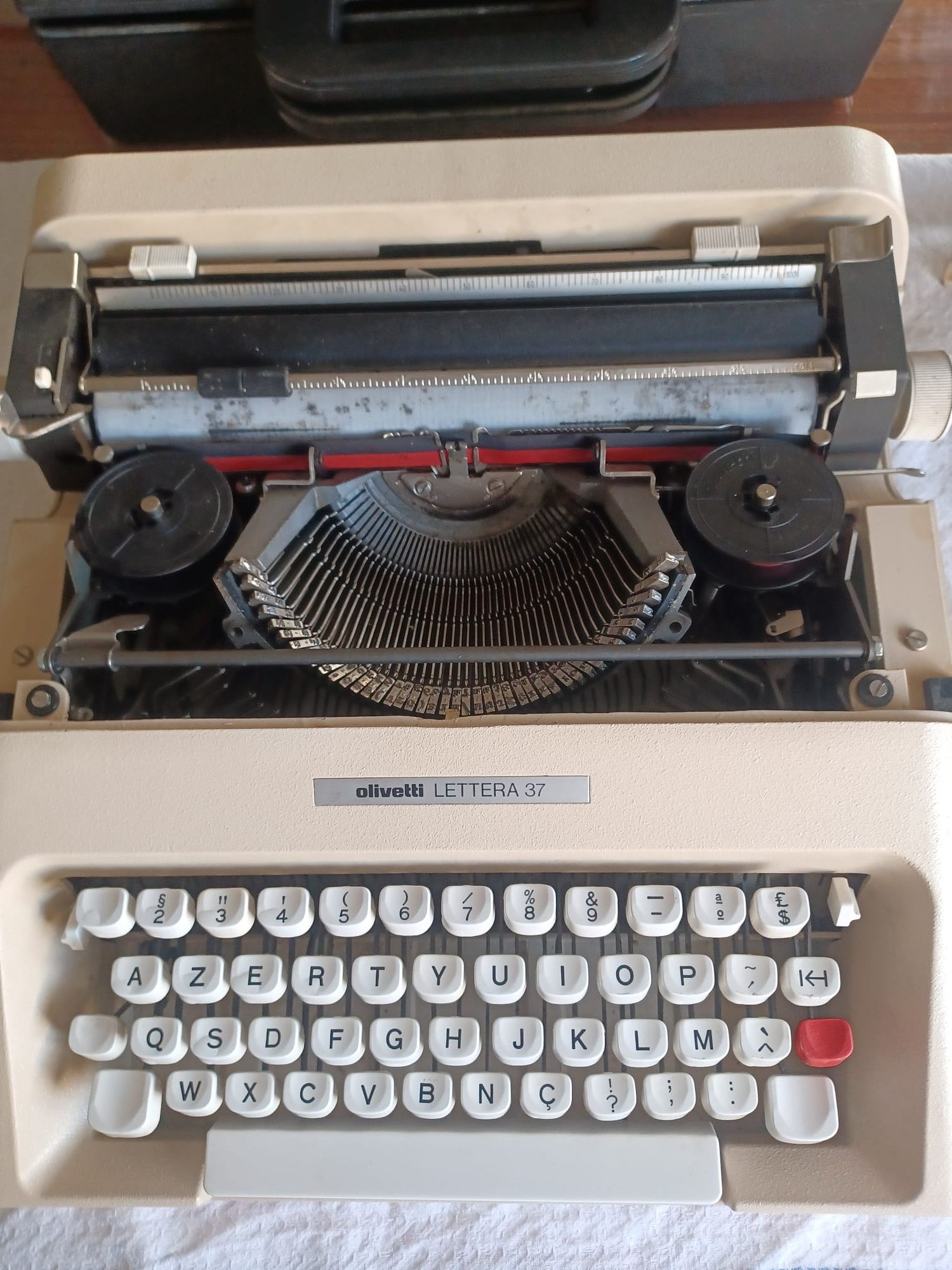 Máquina de escrever Olivetti Lettera 37