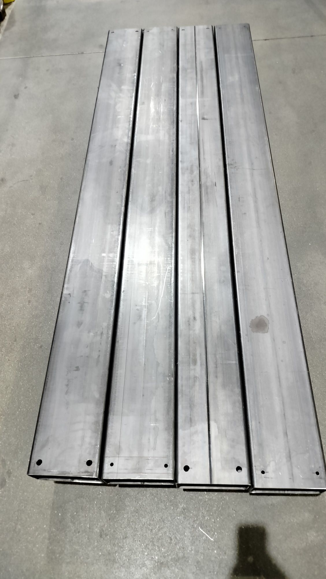 Profil stalowy zamknięty 200x100x4 o długości 240 cm