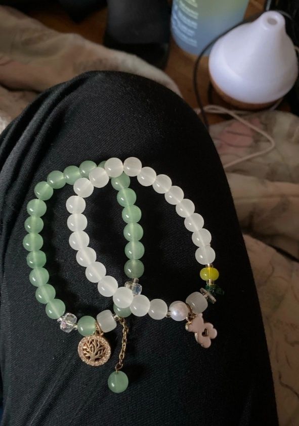 Pulseiras com contas de pedras novas