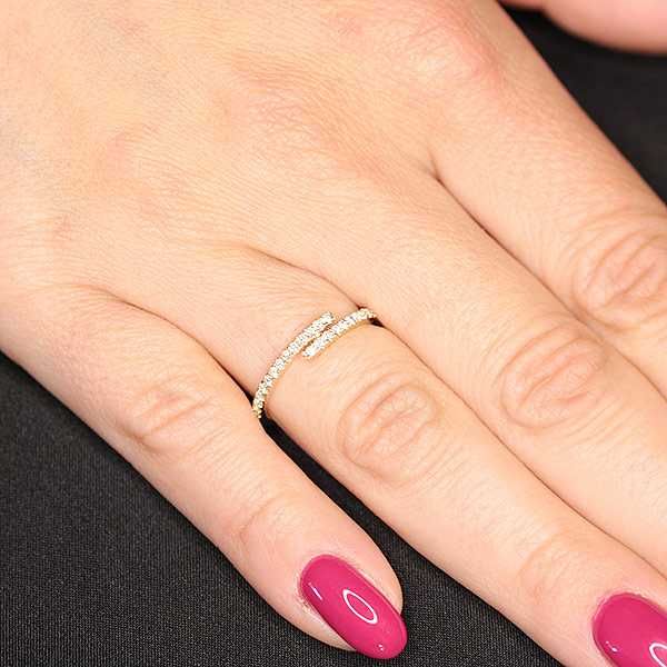 Złoty pierścionek z diamentami marki ROX delikatna obrączka 18K