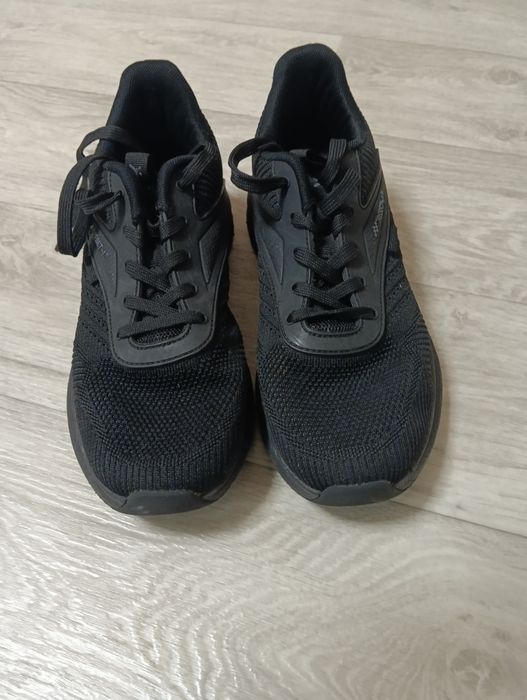 Чорні кросівки 42 розмір