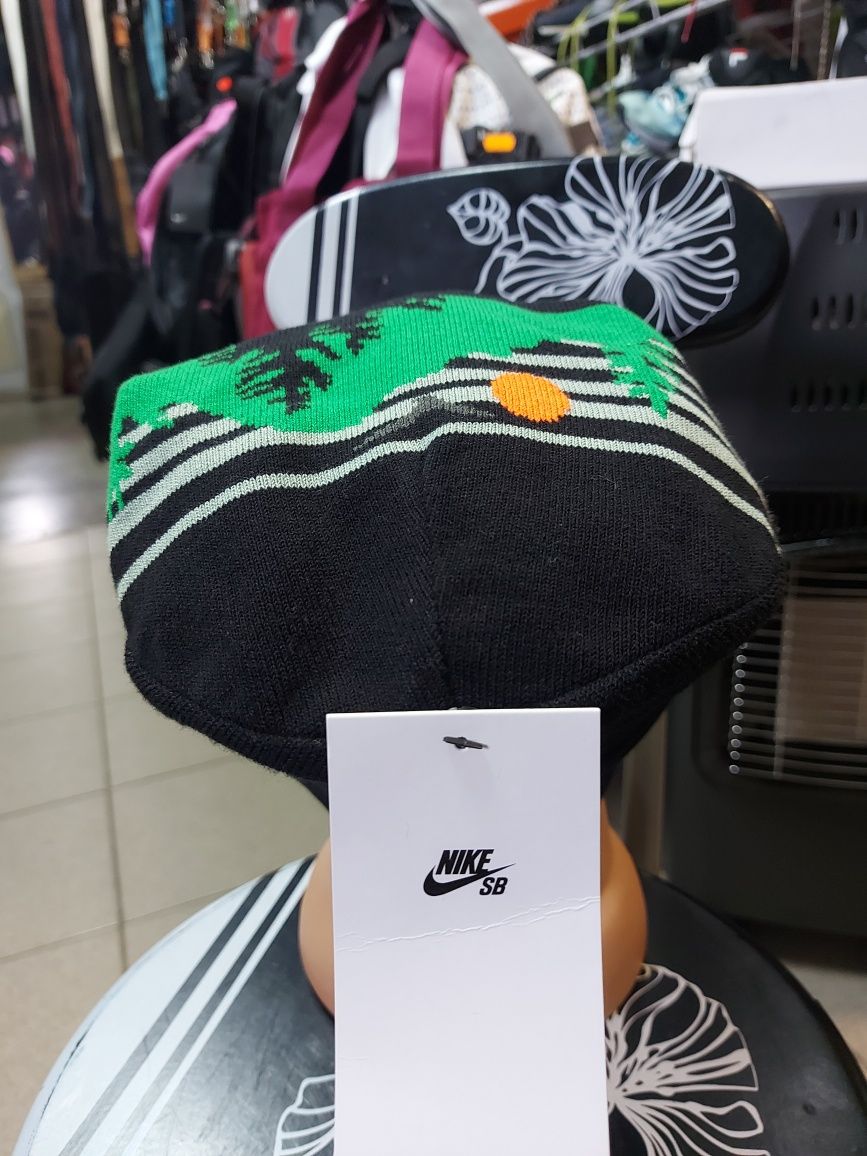 Шапочка NIKE SB Reversable Skate Beanie - Black/Jade Smoke/Lucky Green