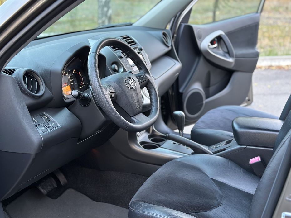Продам Toyota RAV4 2011 год