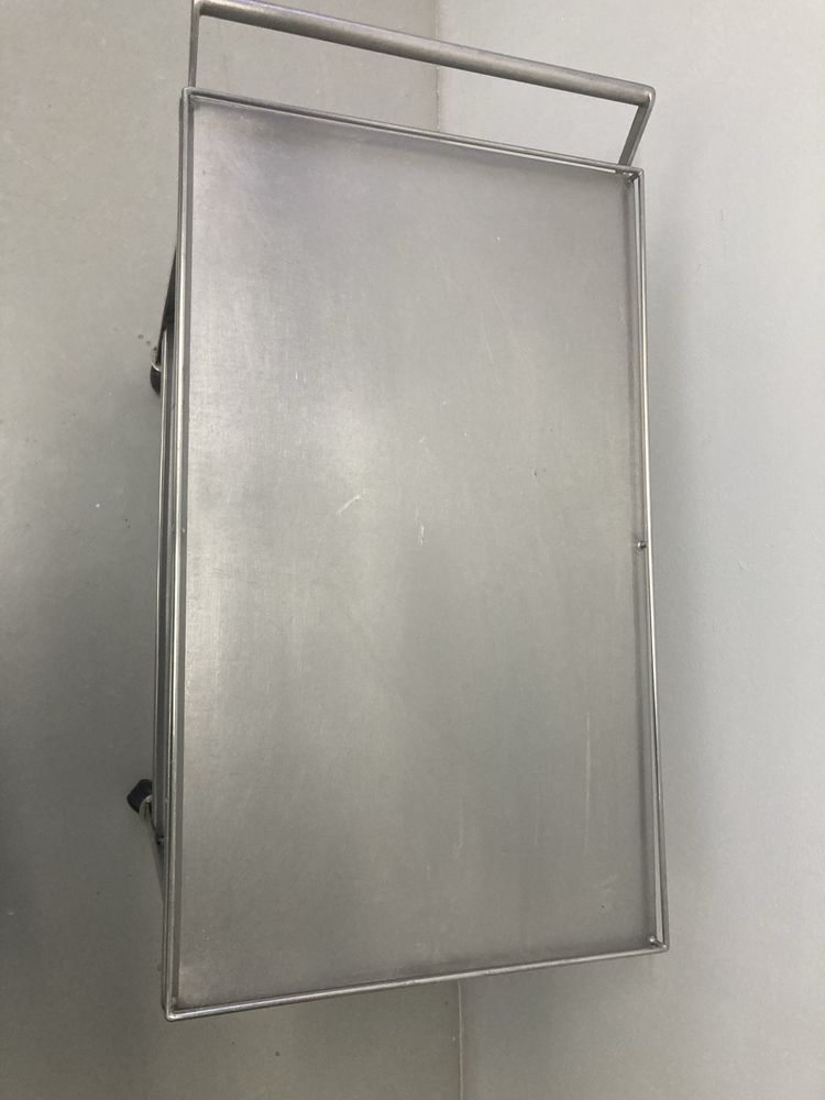 Carinho de Inox com rodas. Escaparate