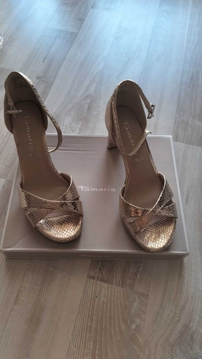 Sandały złote na obcasie Tamaris