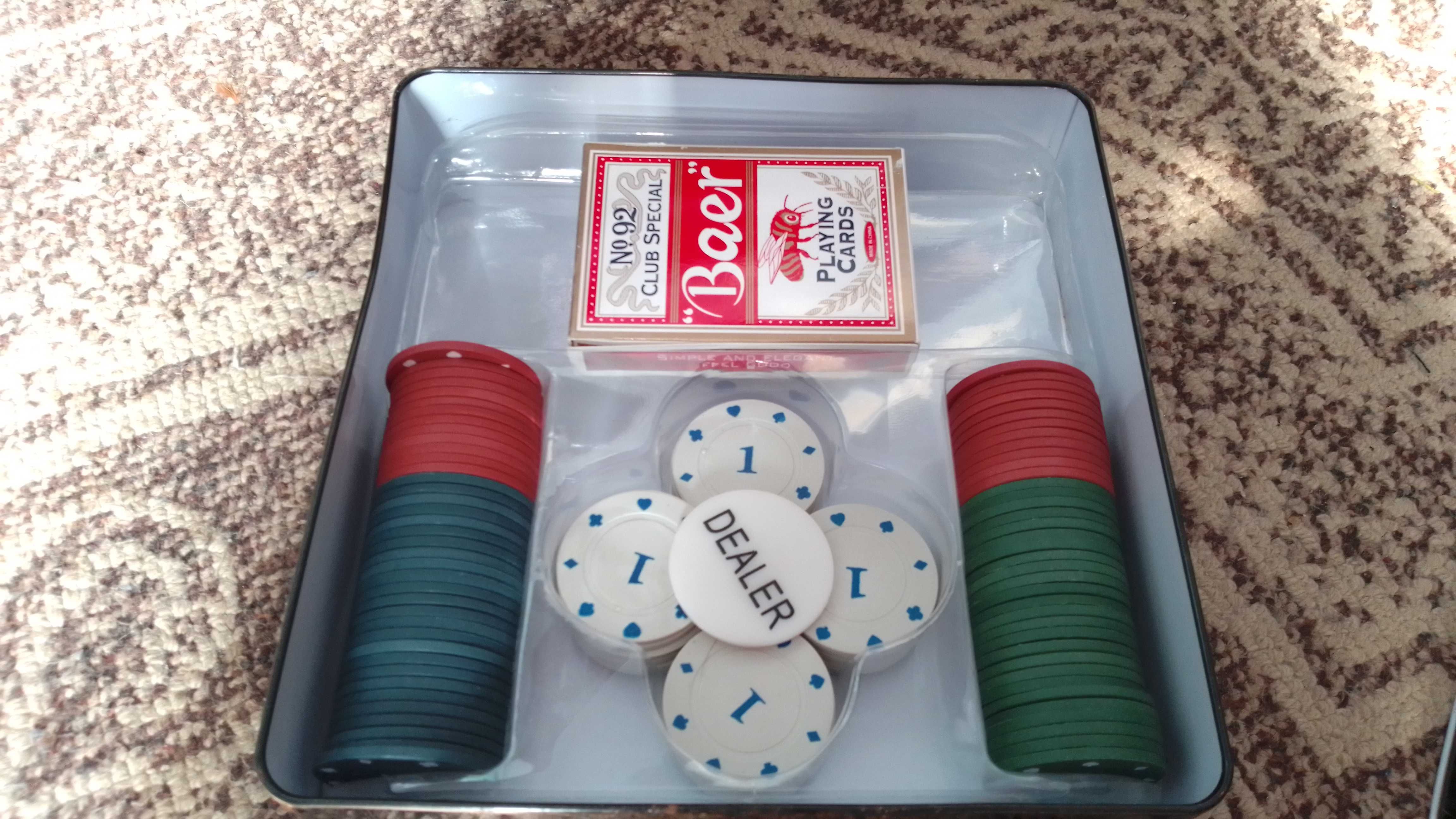Покерный набор в металлической коробке.