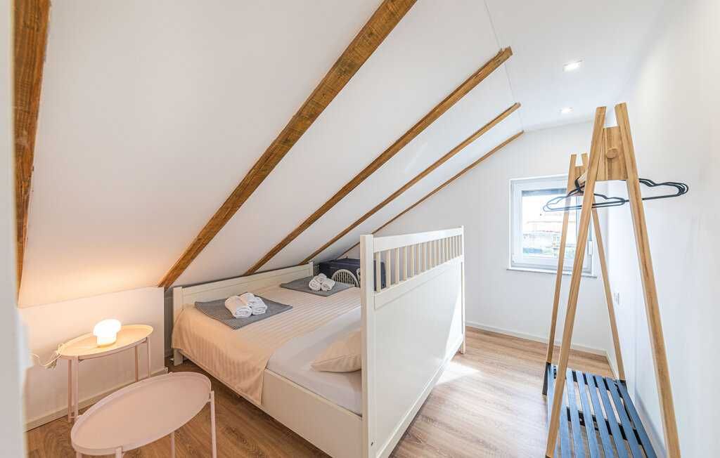 Chorwacja, wrzesień, okolice Trogir, apartament z basenem dla 5 osób