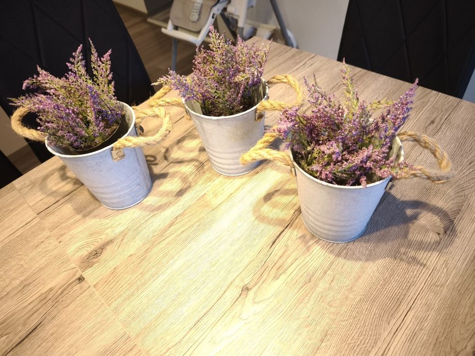 Metalowe dekoracyjne doniczki ze sztucznymi wrzosami