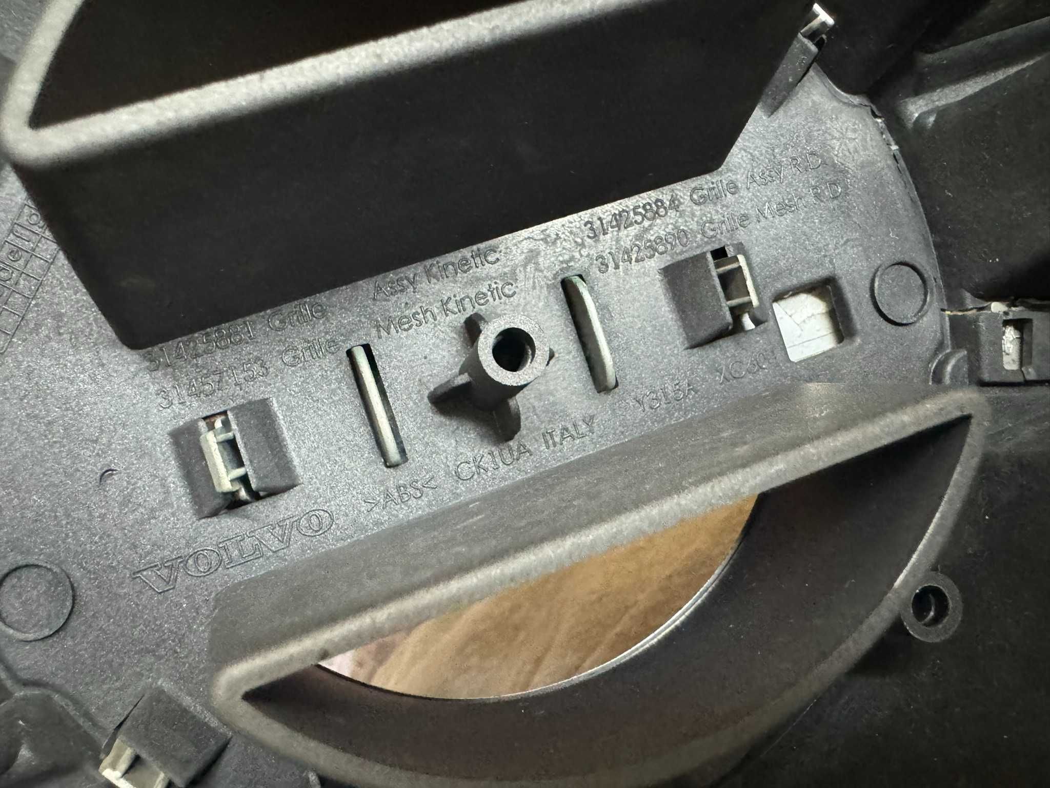 Oryginalny grill atrapa zderzaka chłodnicy Volvo XC60 I LIFT
