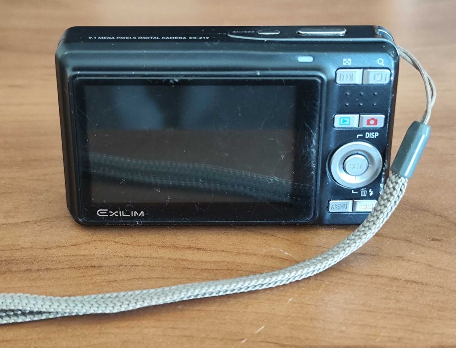 Sprzedam używany kompaktowy aparat fotograficzny marki Casio EX-Z19