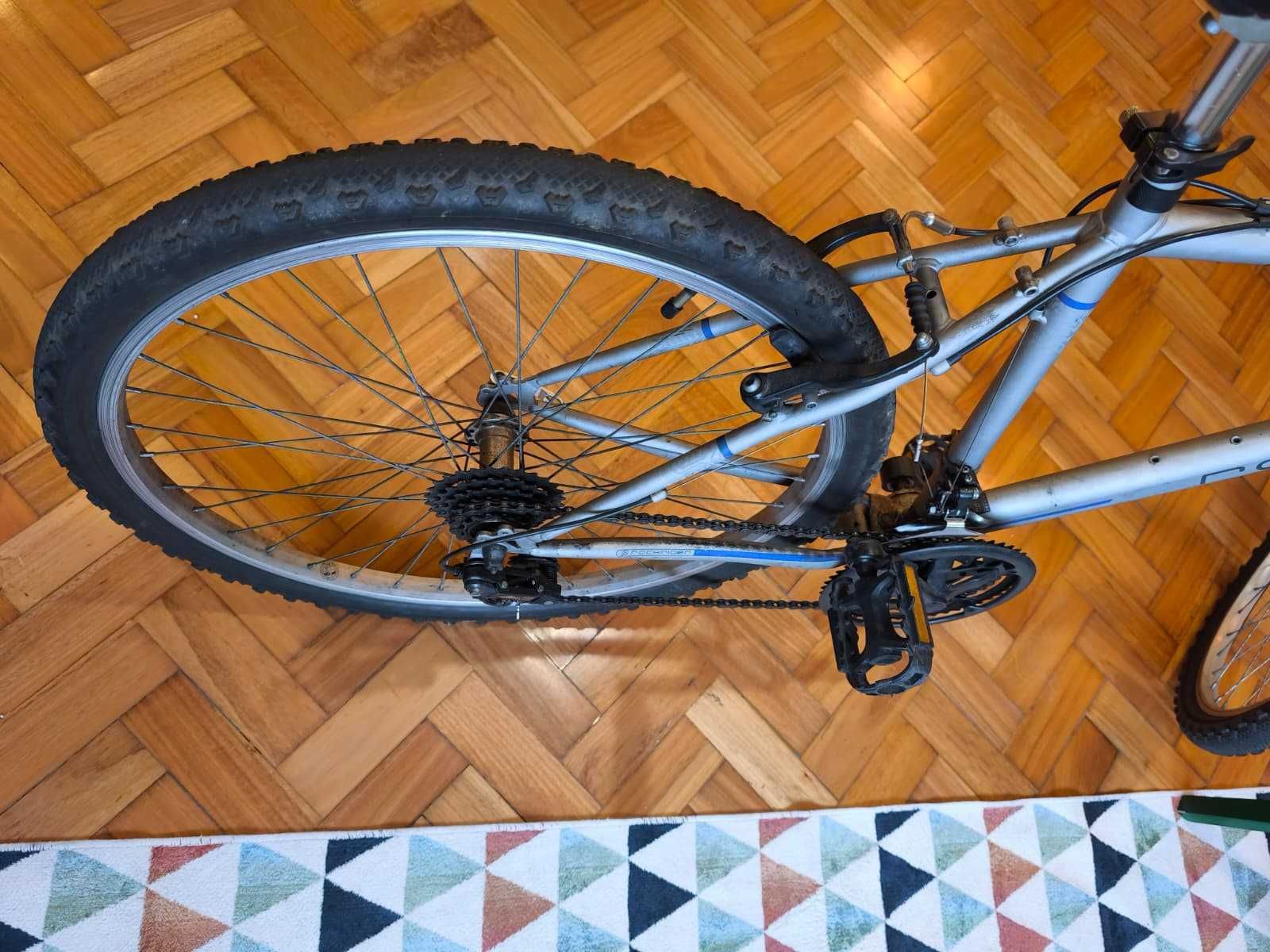 Vendo bicicleta cinza aro 26 (boa conservação, a precisar de ajustes)