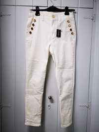 Białe jeansy z guzikami