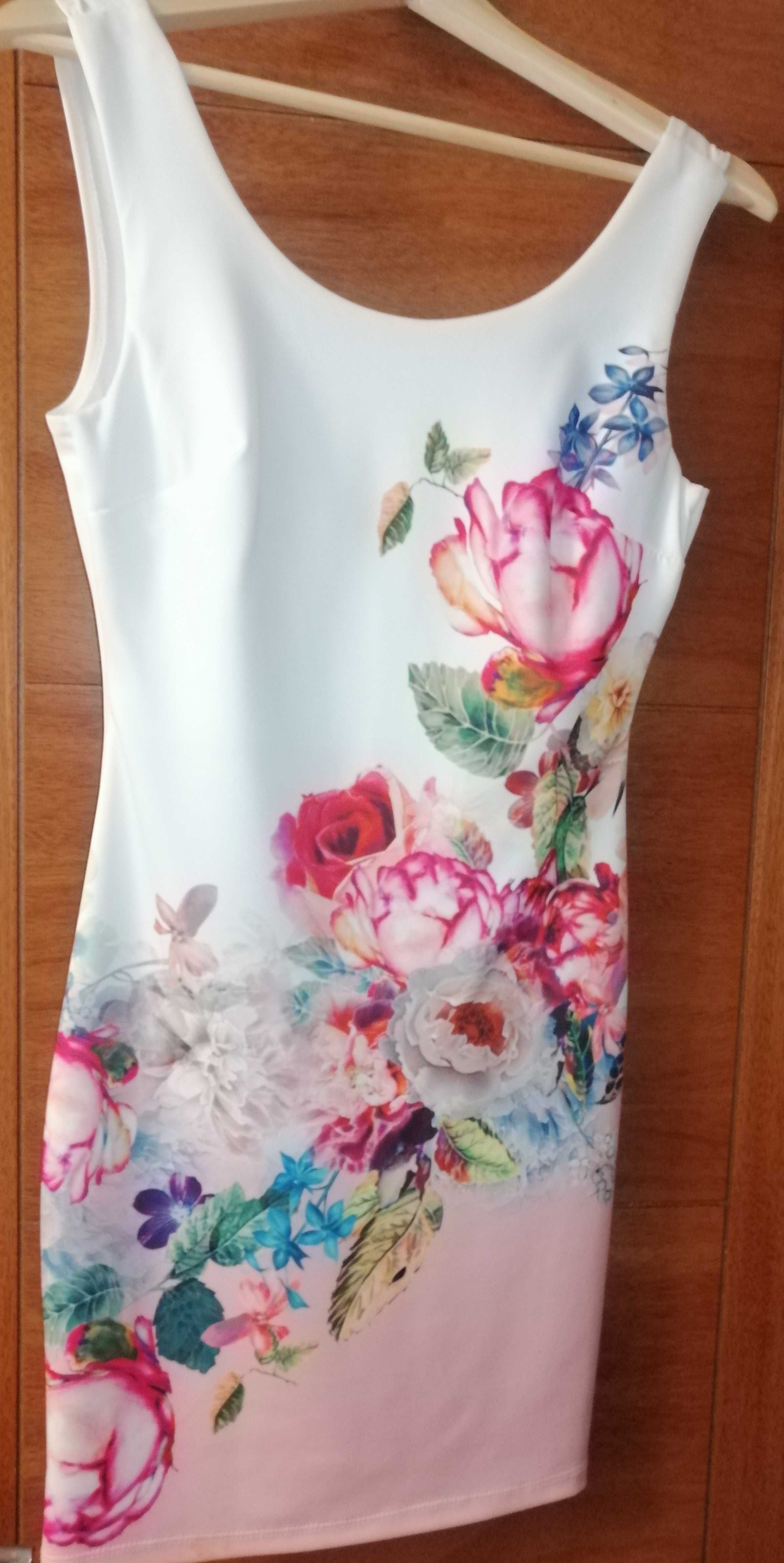 Vestido branco e floral