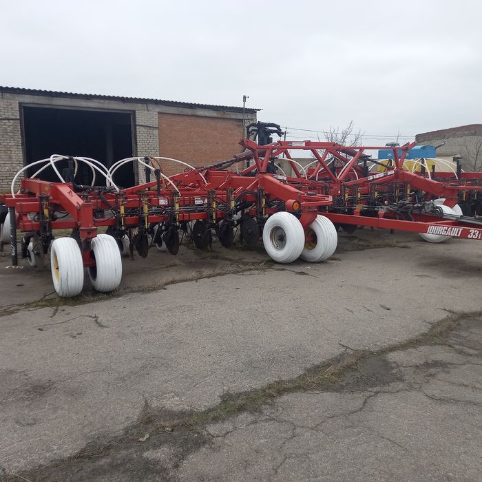 Сівалка Борго 3310 з бочкою.