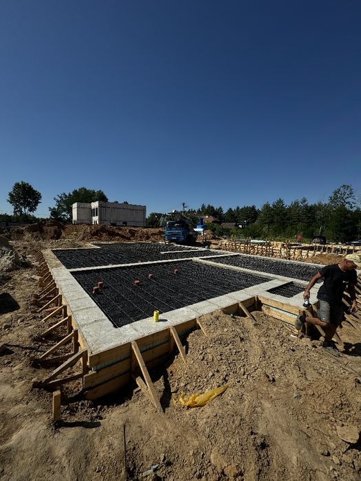 Будівництво фундаментів.