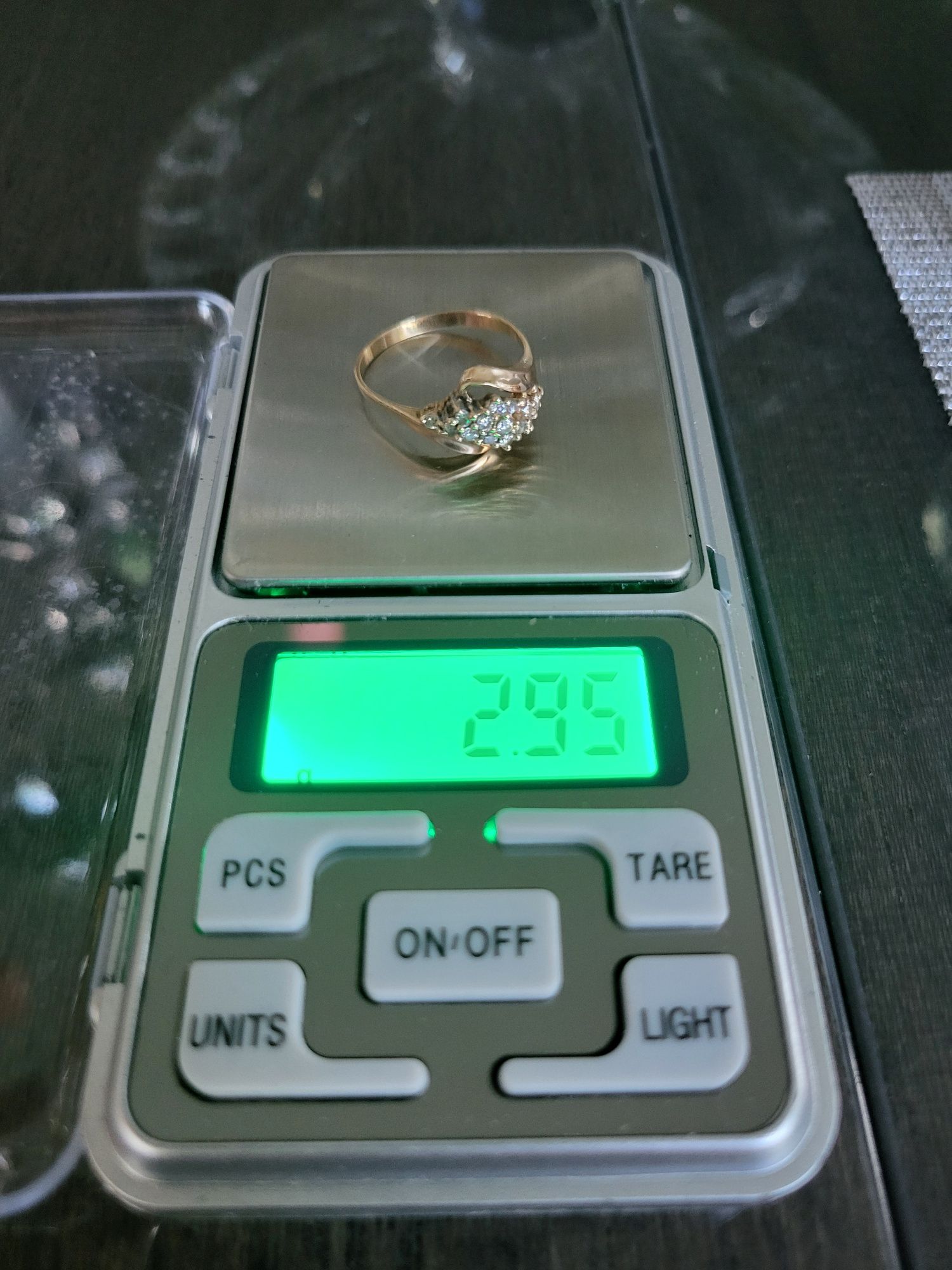 Złoty pierścionek z cyrkoniami zloto próby 585 waga 2,95g
