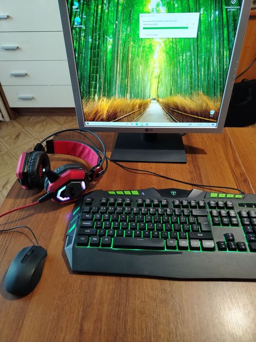 Zestaw komputerowy z akcesoriami i  monitorem