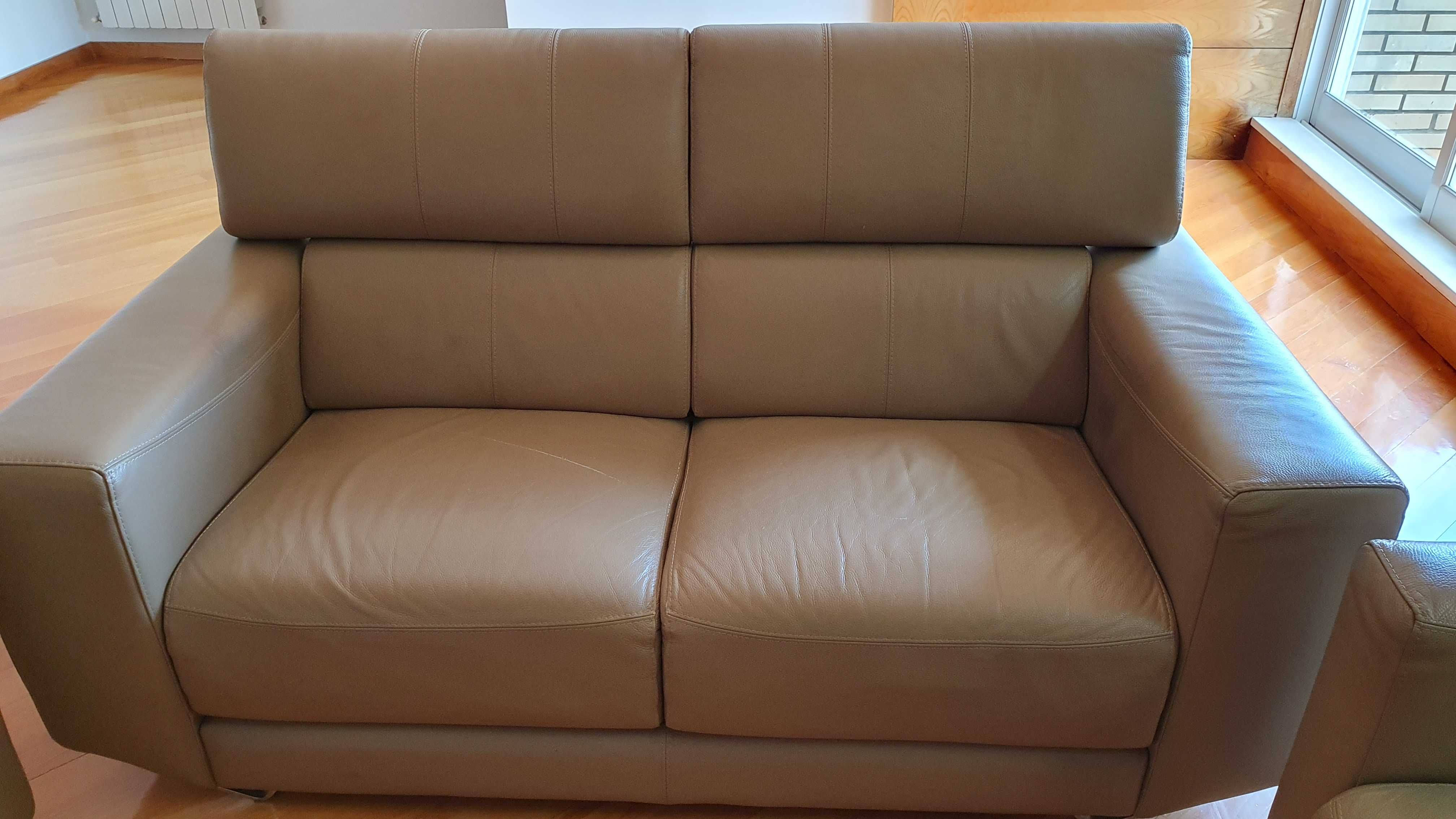 Conjunto de sofás em pele - até 31 Agosto
