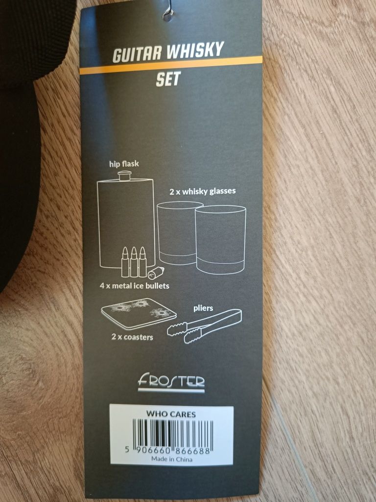 Zestaw do whisky w etui w kształcie gitary