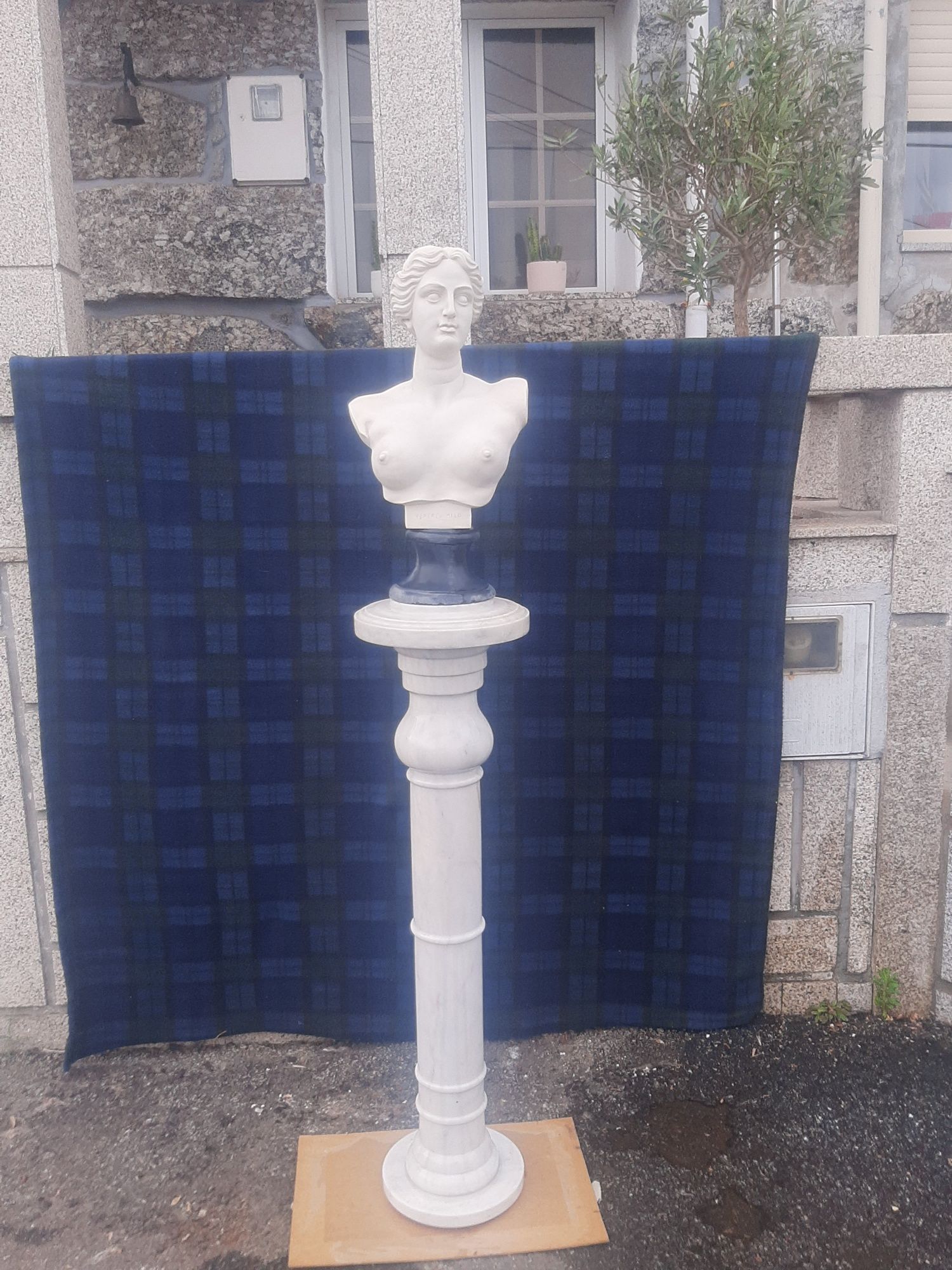 Antiga Coluna em Mármore Maciço Italiano Com Escultura Venus do Nilo