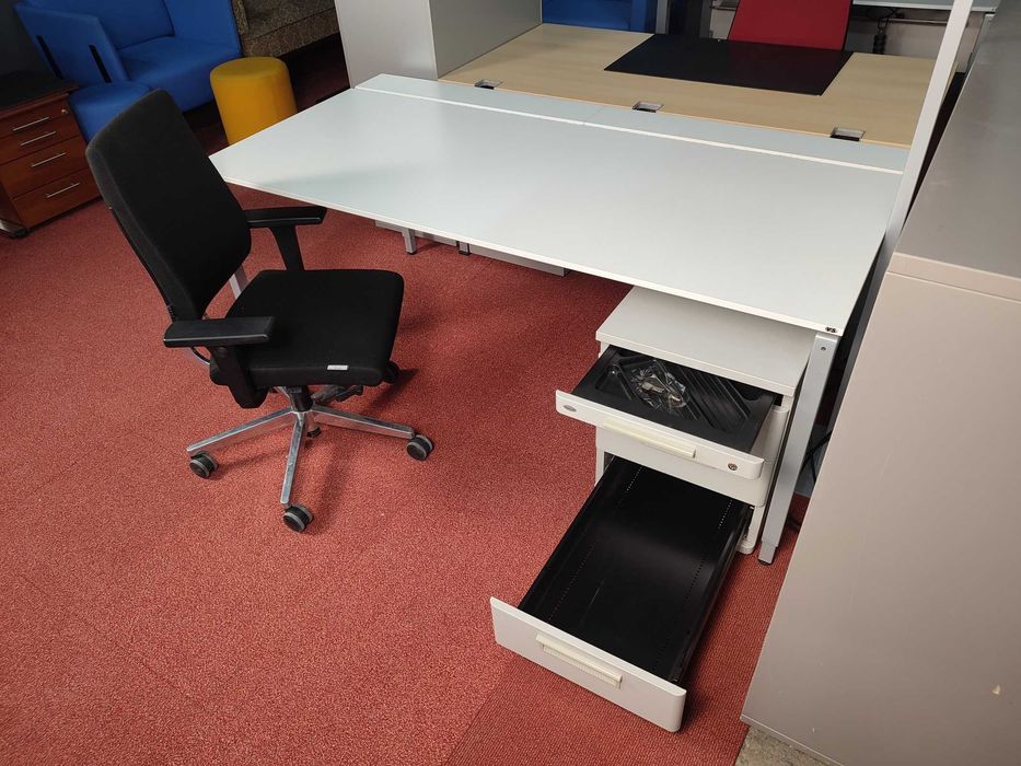 Zestaw mebli biurowych home office biurko krzesło szafka VS SEDUS