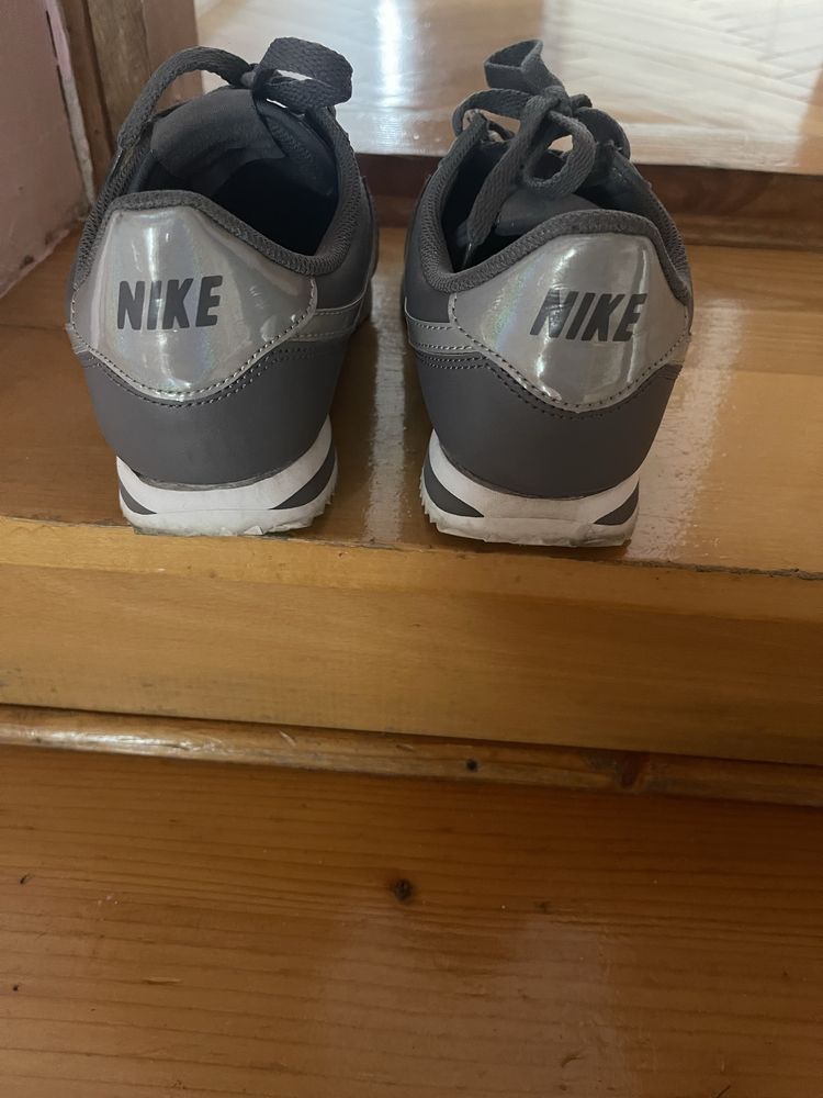Szare nike cortez