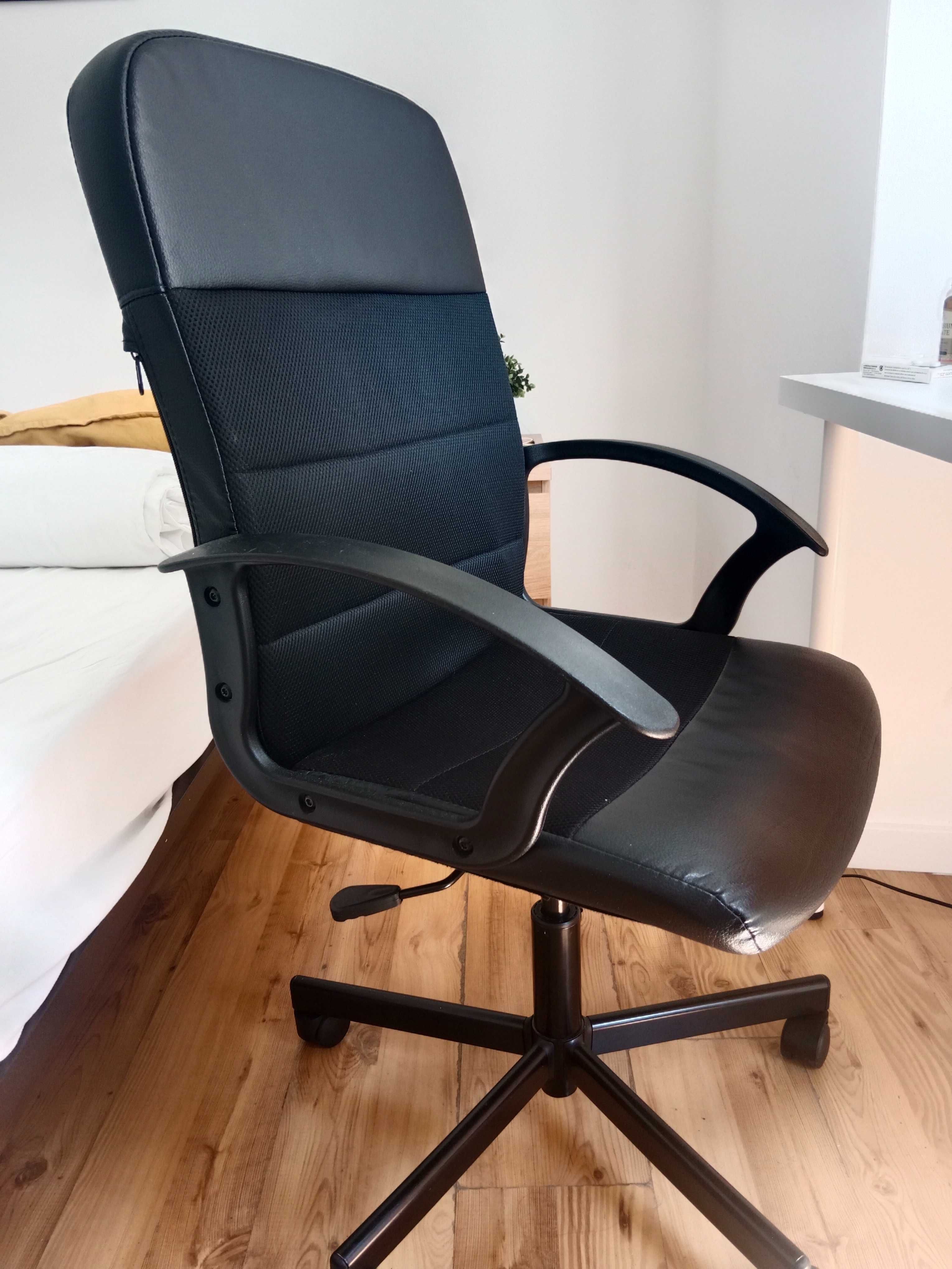 Cadeira de secretária preta – bom estado – 25 €