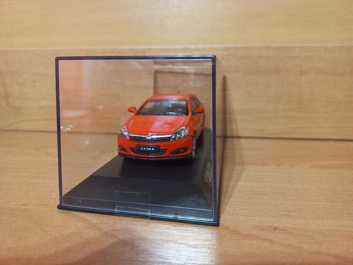 Модель авто Opel Astra 1:43